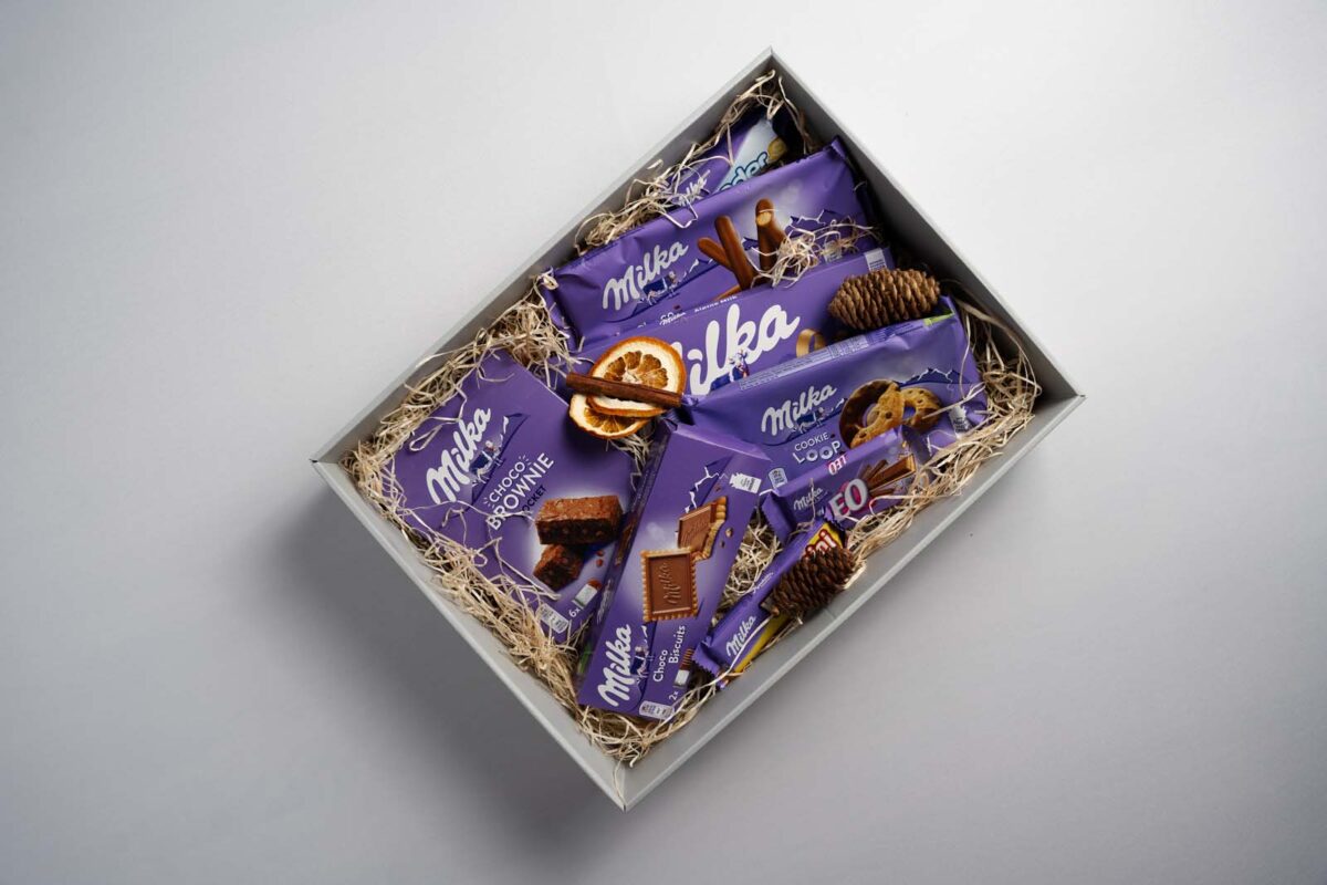 Darčekový balíček 12 obsahuje Milka Alpines milk 250g, Milka choco 150g biscuit, Milka choco brownie 150g, Milka cookie loop 132g, Milka sušienky Lila sticks 112g, Milka Tender 37g, Milka Leo 33g, Milka waffelini milk 31g