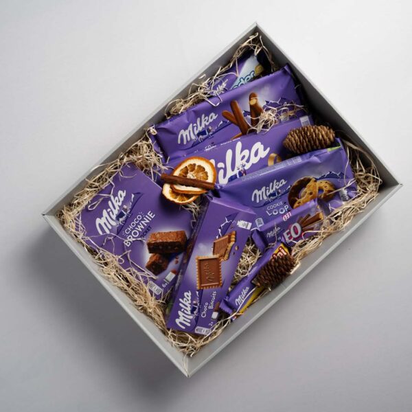 Darčekový balíček 12 obsahuje Milka Alpines milk 250g, Milka choco 150g biscuit, Milka choco brownie 150g, Milka cookie loop 132g, Milka sušienky Lila sticks 112g, Milka Tender 37g, Milka Leo 33g, Milka waffelini milk 31g