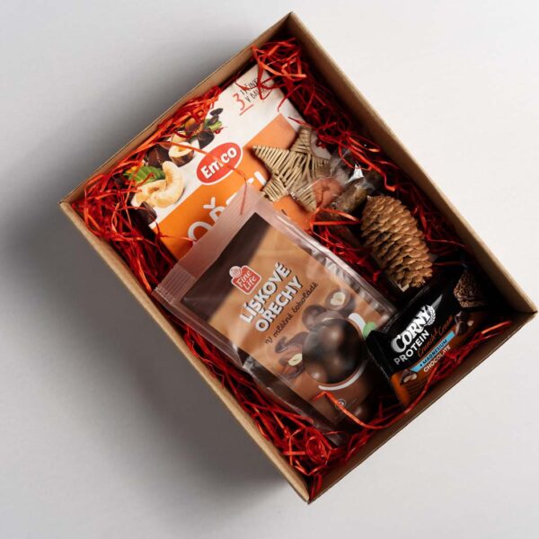 Darčekový balíček 7 obsahuje FineLife lieskové oriešky v ml. čokoláde 300g, Emco tyčinky orechy, kešu 35g x 3ks, Mr. Flapjack 120g čokoládový chip, Corny protein čokoládová tyčinka 35g, Ozdobná výplň