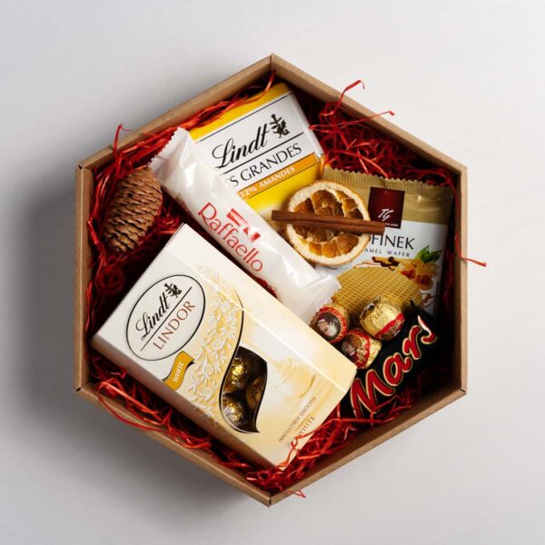 Darčekový balíček 11 obsahuje Lindt Les grandes white almond 150g, Lindor white 200g, Tofínek wafer karamel 40g, Mars 45g, Raffaello 40g, Mozartove guličky 3ks...