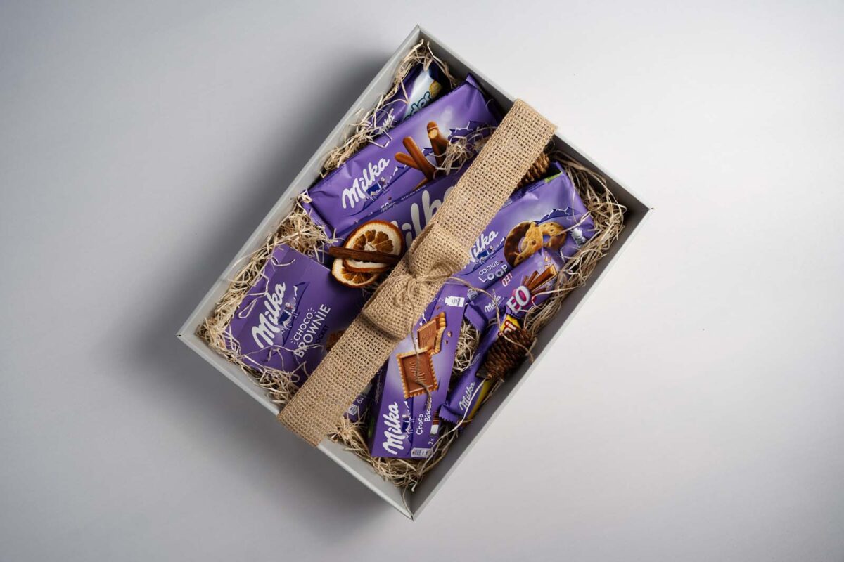Darčekový balíček 12 obsahuje Milka Alpines milk 250g, Milka choco 150g biscuit, Milka choco brownie 150g, Milka cookie loop 132g, Milka sušienky Lila sticks 112g, Milka Tender 37g, Milka Leo 33g, Milka waffelini milk 31g