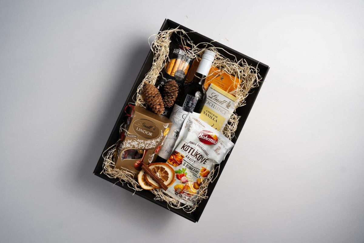 Darčekový balíček 17 obsahuje Lindt Excellence vanilla 100g, Lindor gule 200g mix, Lindt swiss thins 125g pomaranč, Bohemia kotlíkové 150g bylinky, Bohemia Hradecké tyčinky 100g...