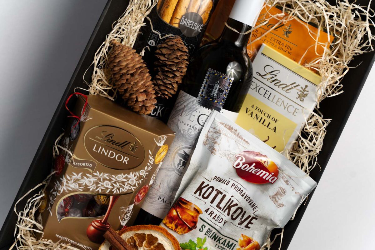 Darčekový balíček 17 obsahuje Lindt Excellence vanilla 100g, Lindor gule 200g mix, Lindt swiss thins 125g pomaranč, Bohemia kotlíkové 150g bylinky, Bohemia Hradecké tyčinky 100g...