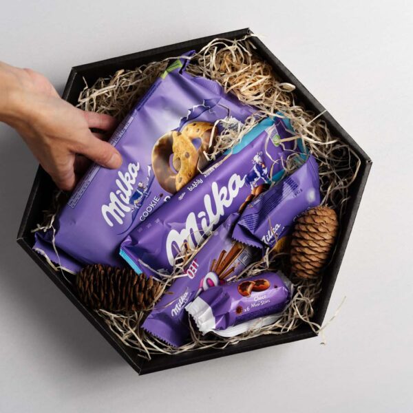 Darčekový balíček 6 obsahuje Milka cookie loop 132g, Milka bubbly milk 90g, Milka choco grains 42g, Milka choco minis 37,5g, Milka Leo 33g, Ozdobná výplň.