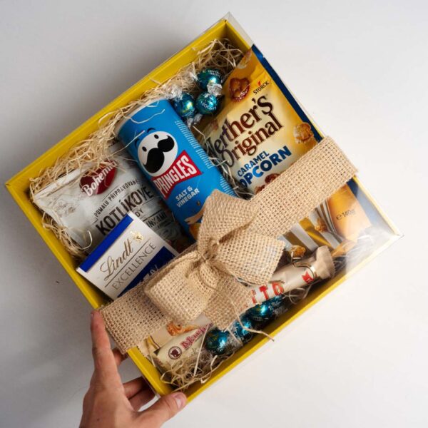 Darčekový balíček 14 obsahuje Werthers original 140g Caramel popcorn, Lindt excellence 100g ml. 65%, Pringles 165g ocot a soľ, Bohemia kotlíkové 150g bylinky, Marlenka snack medový 50g, Giotto 38,7g, Lindt gule 7ks