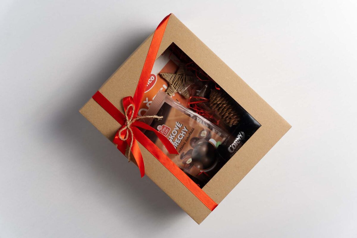 Darčekový balíček 7 obsahuje FineLife lieskové oriešky v ml. čokoláde 300g, Emco tyčinky orechy, kešu 35g x 3ks, Mr. Flapjack 120g čokoládový chip, Corny protein čokoládová tyčinka 35g, Ozdobná výplň