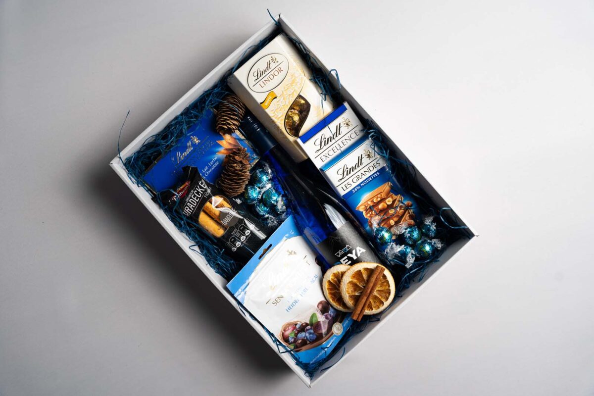 Darčekový balíček 20 obsahuje Lindt Thins Swiss 125g mliečna čokoláda, Lindt sensation, bor.+acai 150g, Lindt cornet white 200g, Lindt Les grandes 150g hazelnut, ml. čok.